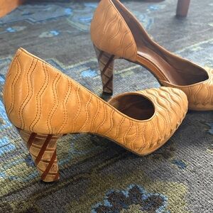 Schuler & Sons Philadelphia yellow leather with wood patterned heels size 8